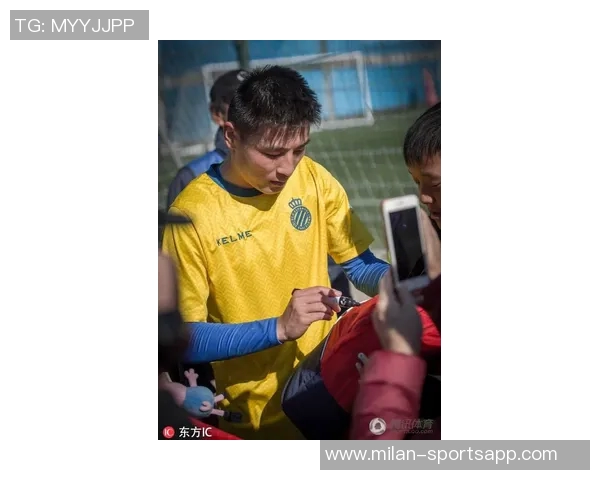 穆西亚拉亲临训练场为队友加油助威并热情签名回馈球迷